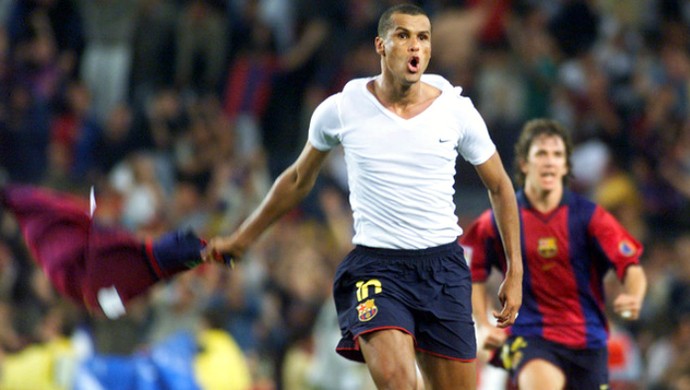 Rivaldo gol bicicleta Barcelona Valencia (Foto: Reprodução / Site Oficial)