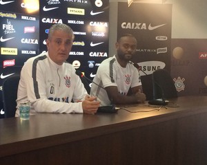 Tite e Vagner Love em entrevista coletiva no CT do Corinthians (Foto: Diego Ribeiro)