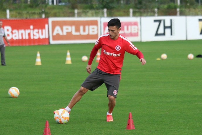 aránguiz inter internacional treino (Foto: Eduardo Deconto/GloboEsporte.com)