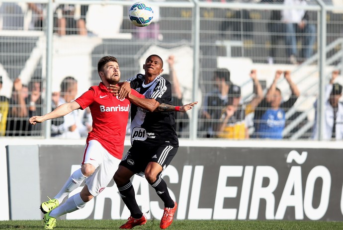 Juninho e Sasha, Ponte Preta x Internacional (Foto: Getty Images)