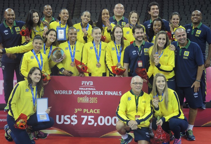 Jogadoras e comissão técnica do Brasil posam no pódio do Grand Prix (Foto: David Abramvezt)