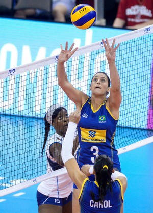 Dani Lins levanta bola para Carol contra a Itália (Foto: Divulgação/FIVB)