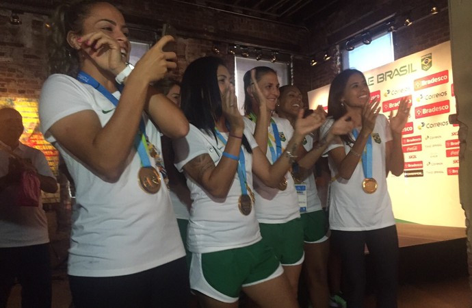 Formiga, porta-bandeira Brasil ceriômina de encerramento Jogos Pan-Americanos Toronto 2015 (Foto: Amanda Kestelman)