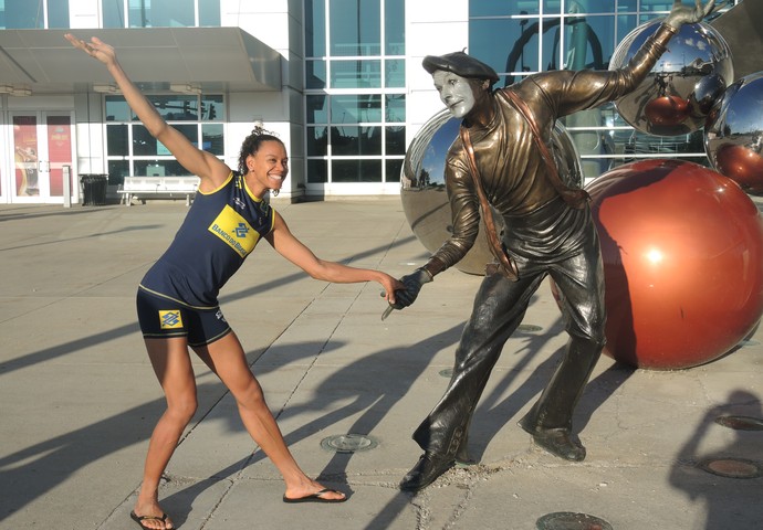 Juciely brinca com estátua na frente da arena em Omaha (Foto: David Abramvezt)