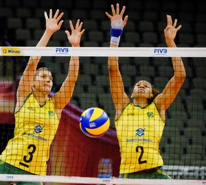 Dani Lins e Juciely sobem para bloquear na vitória do Brasil (Foto: Divulgação/FIVB)