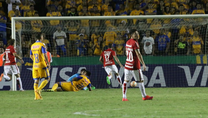 Lisandro López desconta para o Inter (Foto: Diego Guichard)