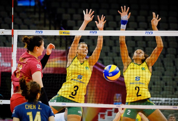 Dani Lins e Juciely sobem para bloquear na vitória do Brasil (Foto: Divulgação/FIVB)