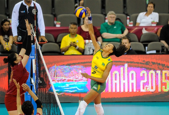 Maior pontuadora do jogo, Juciely encara bloqueio chinês (Foto: Divulgação/FIVB)