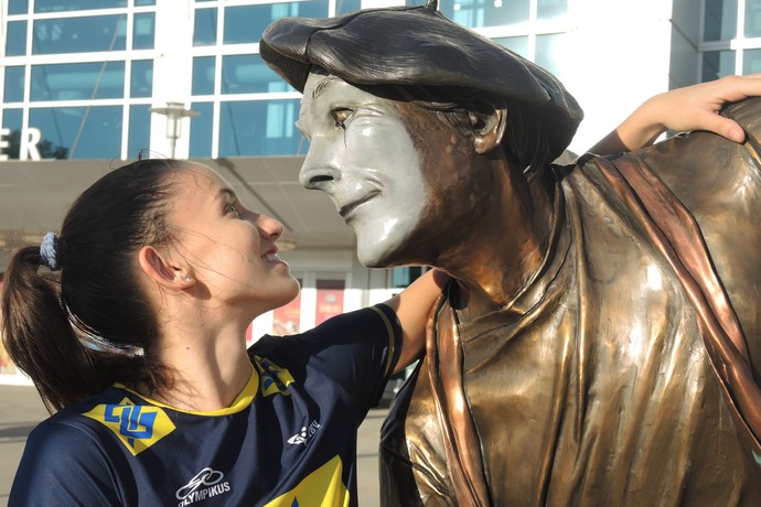 Gabi faz pose romântica com estátua na frente da arena, em Omaha (Foto: David Abramvezt)