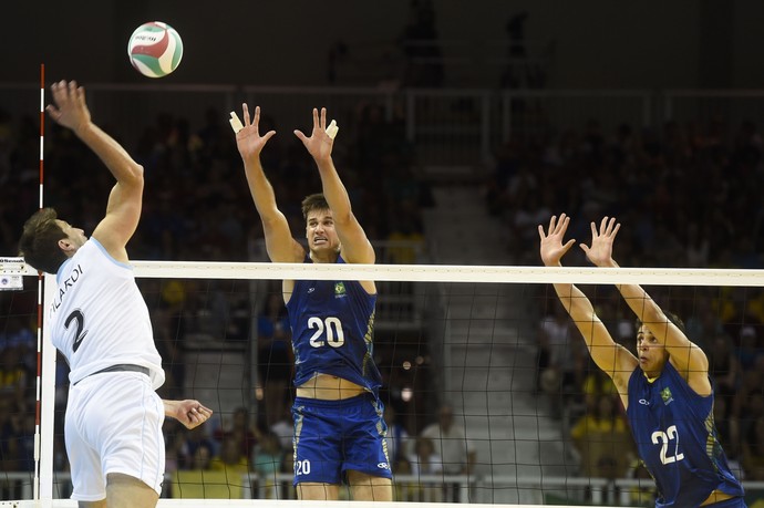 Com 2,17m, Renan salta para o bloqueio na vitória do Brasil sobre a Argentina nos Jogos Pan-Americanos (Foto: William Lucas/Inovafoto/CBV)