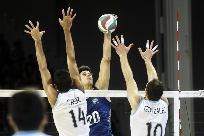 Renan ataca para fazer um de seus 17 pontos sobre a Argentina (Foto: William Lucas/Inovafoto/CBV)