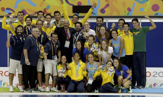 Time brasileiro comemora desempenho da natação no Pan de Toronto (Foto: Erich Schlegel-USA TODAY Sports)