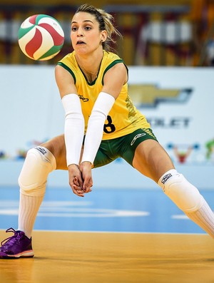 Camila Brait prepara manchete após ataque da equipe peruana (Foto: Gaspar Nobrega/Inovafoto/CBV)