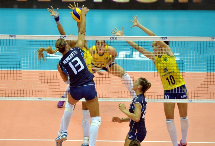 Juciely Carol Brasil x Itália Grand Prix Vôlei (Foto: Divulgação / FIVB)