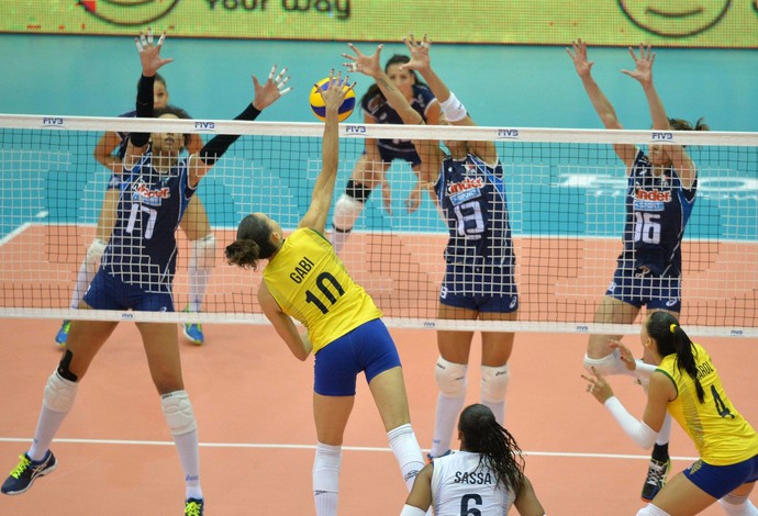 Gabi Brasil x Itália Grand Prix Võlei (Foto: Divulgação / FIVB)