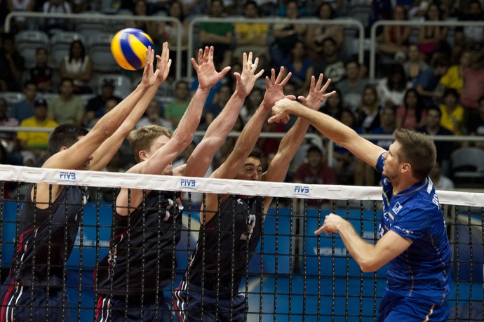 França x EUA - Liga Mundial de vôlei (Foto: AFP)