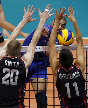 Ngapeth França x EUA - Liga Mundial de vôlei (Foto: Reuters)