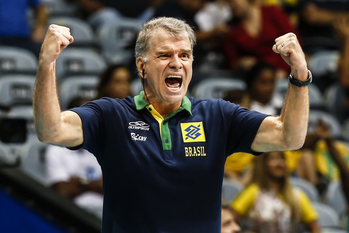 Bernardinho na vitória sobre os EUA (Foto: Inovafoto / CBV)