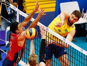 Lucão ataca contra os Estados Unidos (Foto: FIVB/Divulgação)