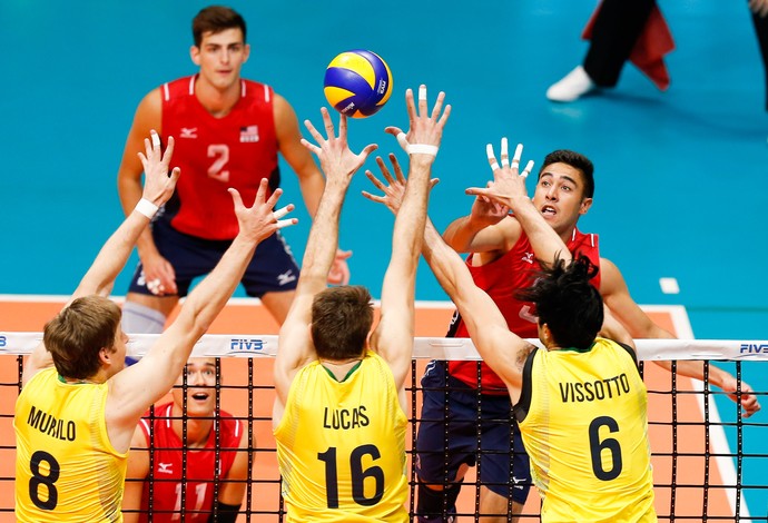 Bloqueio triplo do Brasil com Murilo, Lucão e Vissotto firme na bola em jogo entre Brasil e Estados Unidos pela Liga Mundial de vôlei (Foto: Divulgação/FIVB)