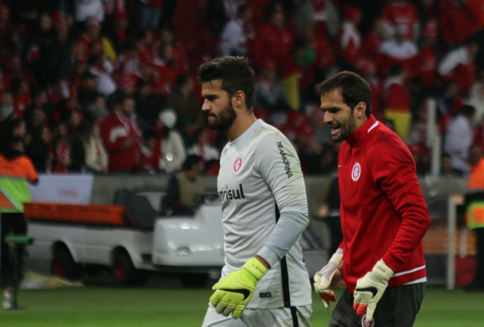 Alisson ganha o apoio de Muriel (Foto: Diego Guichard)