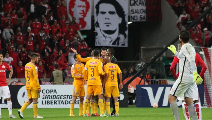 Jogadores do Tigres reclamam da arbitragem (Foto: Diego Guichard)