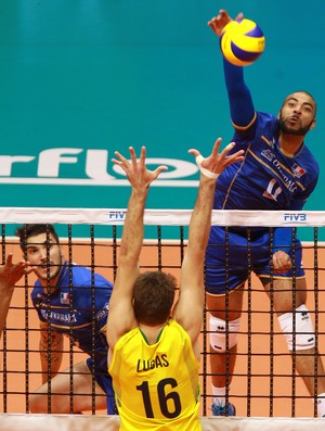 Ngapeth ataca para a França (Foto: Divulgação / FIVB)