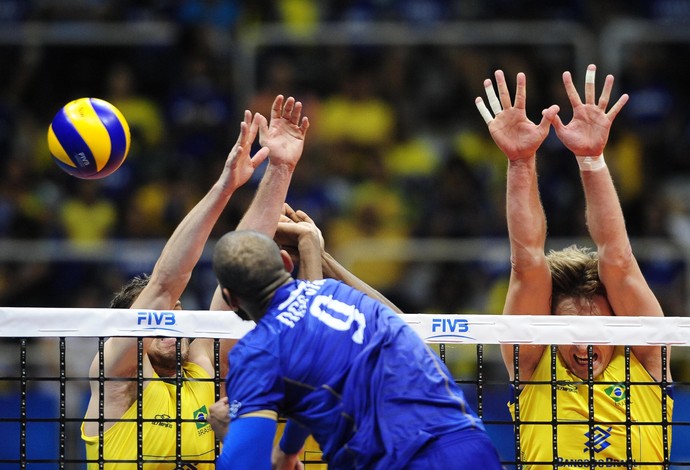 Ngapeth encara bloqueio brasileiro (Foto: David Normando / Estadão Conteúdo)