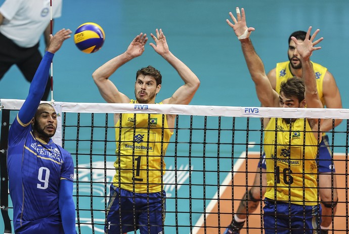 Earvin Ngapeth bloqueio Bruninho e Lucão Brasil x França Liga Mundial vôlei (Foto: EFE/ Antonio Lacerda)