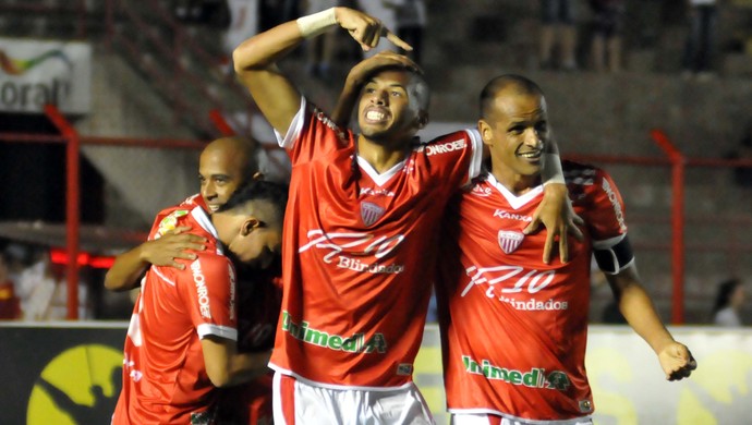 Rivaldo e Rivaldinho gol Mogi x Macaé (Foto:  LéO SANTOS - Agência Estado)