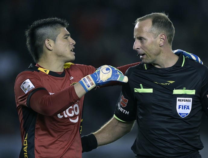 Juiz Daniel Fedorczuk e Alfredo Aguilar  - River Plate x Guarani (Foto: AFP)