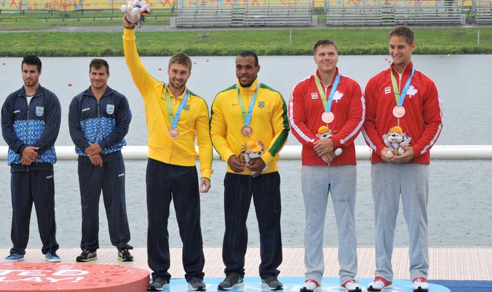 Hans Mallmann e Edson Isaias comemoram muito o bronze na K2 200m (Foto: Divulgação/Confederação Brasileira de Canoagem)