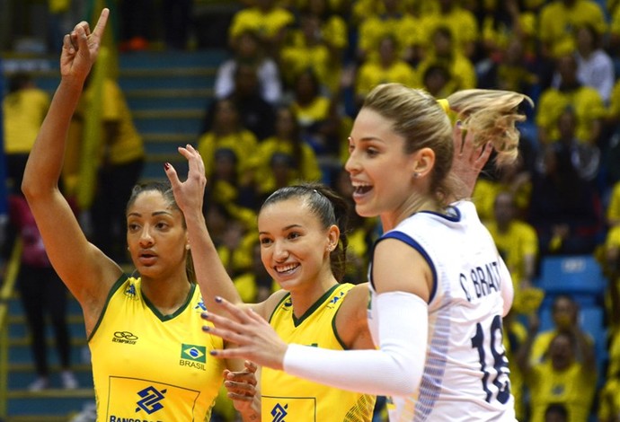 Joyce, Gabi e Camila Brait comemoram ponto do Brasil no Grand Prix (Foto: Divulgação/FIVB)