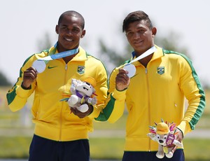 Erlon De Souza e Isaquias Queiroz exibem as medalhas (Foto: Jeff Swinger-USA TODAY Sports)