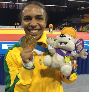 Erika Miranda é só alegrias com sua medalha de ouro no Pan (Foto: GloboEsporte.com)