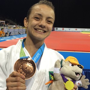 Nathália Brigida mostra sua medalha de bronze  (Foto: GloboEsporte.com)