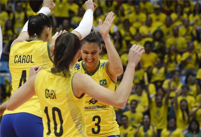 Jogadoras da seleção brasileira de vôlei comemoram mais um ponto no jogo contra a Tailândia pelo Grand Prix  (Foto: Divulgação/FIVB)