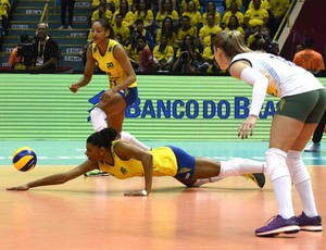 Fernanda Garay se estica para fazer a defesa no duelo entre Brasil e Tailândia pelo Grand Prix vôlei (Foto: Divulgação/FIVB)