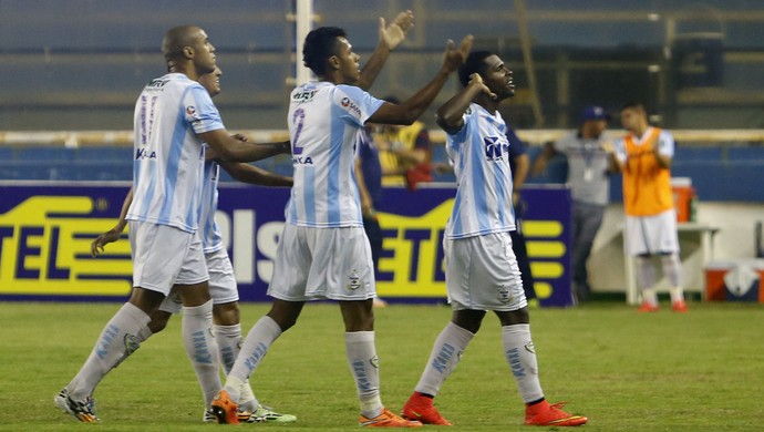 Marquinhos comemoração Macaé x Paysandu Série B (Foto: ESTADÃO CONTEÚDO)