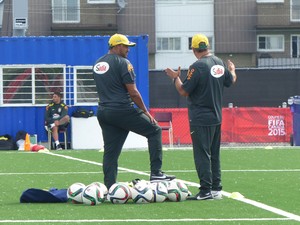 Vadão antes do treino começar (Foto: Cíntia Barlem)