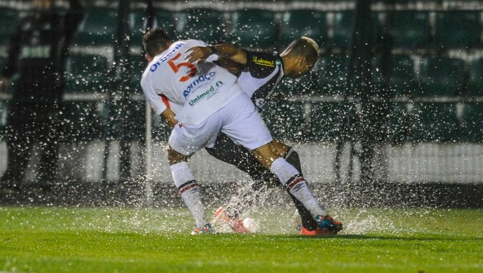 Figueirense x Joinville, lance de jogo (Foto: ESTADÃO CONTEÚDO)