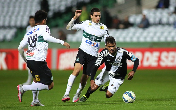 thiago galhardo fernando bob coritiba x ponte preta couto pereira (Foto: Giuliano Gomes/PR Press)