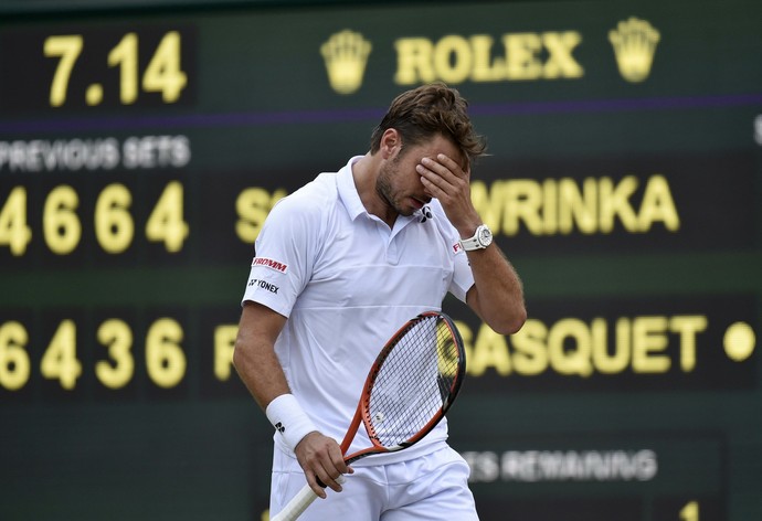 Stan Wawrinka lamenta ponto perdido para Richard Gasquet em Wimbledon 2015 (Foto: Reuters)