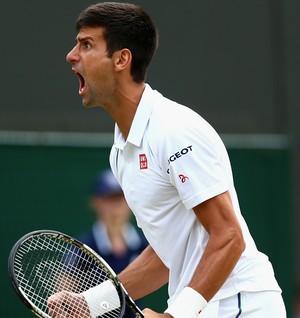 Novak Djokovic comemora quebra de saque contra Kevin Anderson em Wimbledon (Foto: Getty Images)