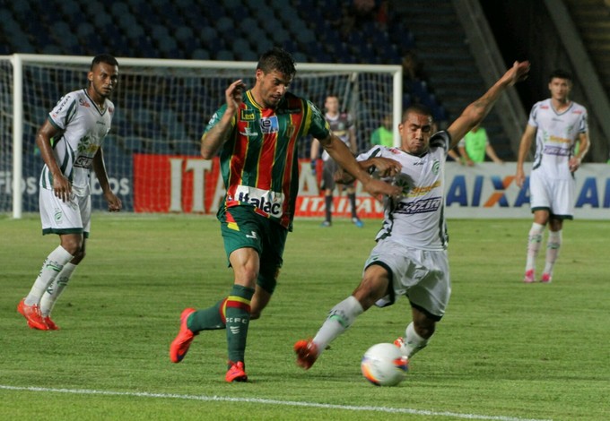 Douglas, do Sampaio, fez o primeiro gol do time na vitória contra Luverdense (Foto: Biaman Prado / O Estado)