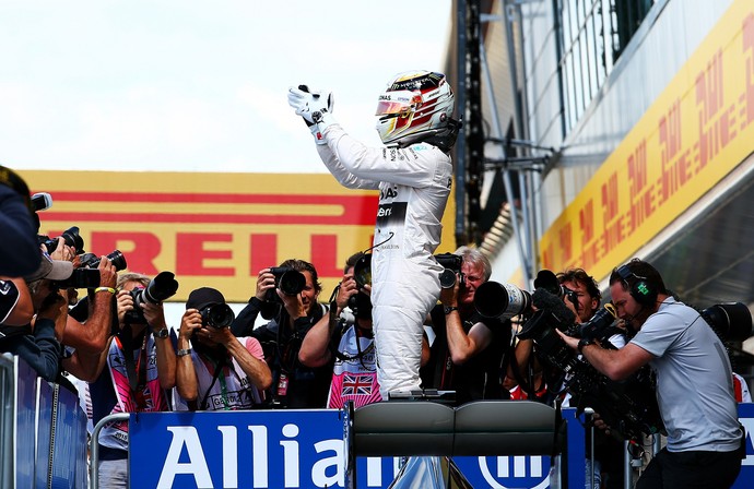 Lewis Hamilton comemora após conquistar a pole em casa, no circuito de Silverstone (Foto: Getty Images)