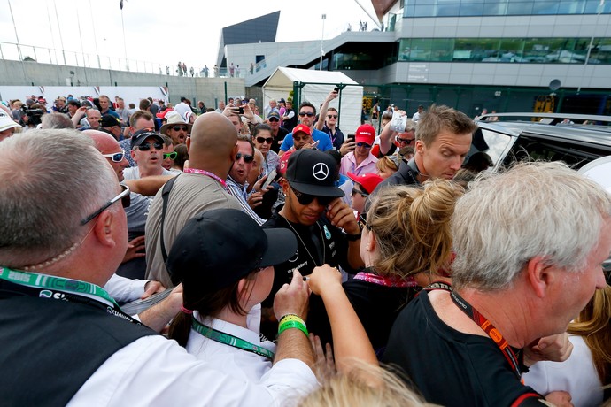 Lewis Hamilton é cercado por fãs na saída do circuito de Silverstone, após conquistar a pole neste sábado (Foto: Getty Images)