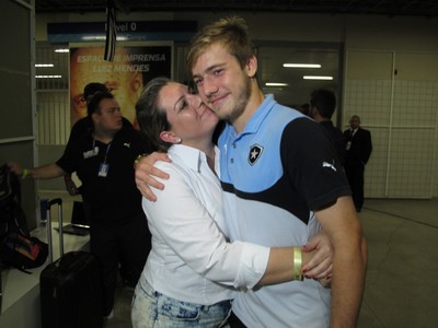 Luis Henrique e mãe Botafogo x Sampaio Corrêa (Foto: Gustavo Rotstein)