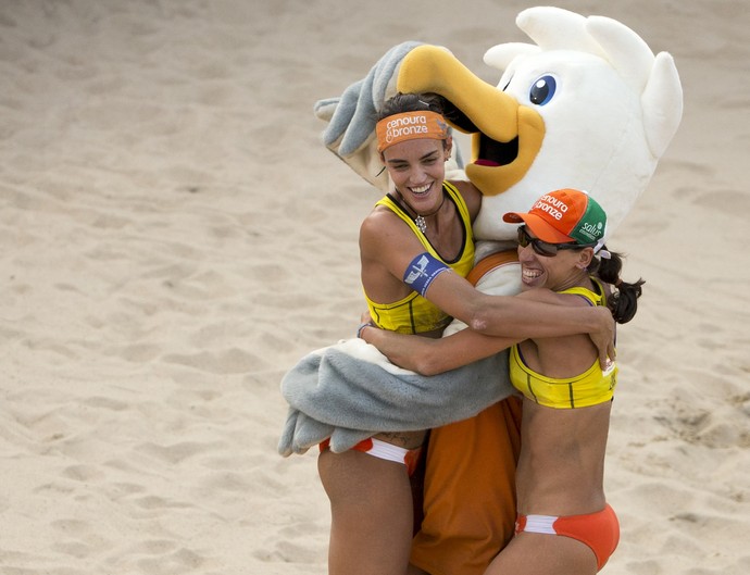 Taiana/Fê Berti festejam vaga na decisão com o mascote do Mundial (Foto: FIVB/Divulgação)