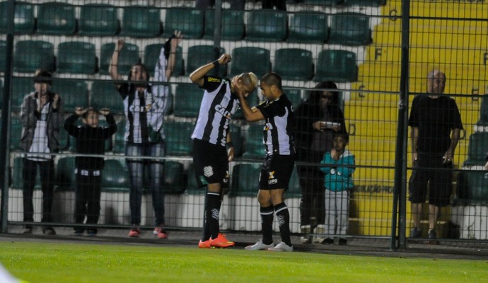 Figueirense x Goiás - gol (Foto: EDUARDO VALENTE - Agência Estado)